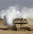 <p>Tanque de guerra israelense cruza a fronteira de volta para Israel a partir da Faixa de Gaza, em 5 de agosto</p>  Foto: Baz Ratner / Reuters