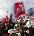 <p>Apoiadores do premi&ecirc; turco e candidato &agrave; Presid&ecirc;ncia, Tayyip Erdogan, durante com&iacute;cio eleitoral em Istambul, no domingo</p>  Foto: Murad Sezer / Reuters