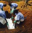 <p>Volunt&aacute;rios enterram o corpo de uma pessoa infectada pelo&nbsp;v&iacute;rus Ebola, em uma sepultura em Kailahun, em&nbsp;2 de agosto</p>  Foto: WHO/Tarik Jasarevic / Reuters