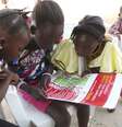 <p>Meninas olham&nbsp;para um cartaz, distribu&iacute;do pela Unicef, tendo informa&ccedil;&otilde;es e ilustra&ccedil;&otilde;es das melhores pr&aacute;ticas que ajudam a prevenir a propaga&ccedil;&atilde;o do Ebola, na cidade de Voinjama, em Lofa County, na Lib&eacute;ria</p>  Foto: Ahmed Jallanzo / Reuters