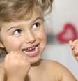 Mais que ensinar, o exemplo é super importante, a criança acaba por ser motivada ao ver seus pais usando o fio dental  Foto: gorillaimages / Shutterstock