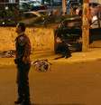 Segundo a Polícia Militar, suspeitos desceram do carro e atiraram contra os policiais, que revidaram  Foto: Edison Temoteo / Futura Press