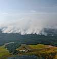 <p>Fogo se aproxima da aldeia de Rorbo, perto de Sala, região central da Suécia, desde 3 de agosto. O incêndio, que já cobre milhares de hectares, está em seu quinto dia e os bombeiros acreditam que vai durar semanas ou mesmo meses</p>  Foto: Jocke Berglund / Agência de Notícias TT / Reuters