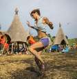 Mulher dança na lama durante festival húngaro  Foto: Balazs Mohai / EFE