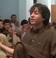 <p>Imagem do documentário The Dancing Boys of Afghanistan mostra um jovem afegão dançando para seu público</p>  Foto: The Dancing Boys of Afghanistan / Reprodução
