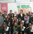 Haddad com os 16 benefeciários do programa Braços Abertos que conseguiram um emprego formal  Foto: Débora Melo / Terra