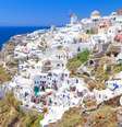 As construções caiadas em branco com detalhes em azul erguidas sobre as montanhas vulcânicas transformaram-se em uma das principais escalas de cruzeiros pela Europa  Foto: Nikos Psychogios/ Shutterstock
