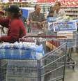 <p>Os havianos formaram longas filas nos supermercados&nbsp;para&nbsp;comprar produtos b&aacute;sicos, como &aacute;gua, lanternas e baterias</p>  Foto: Audrey McAvoy / AP