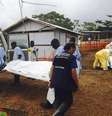 <p>Voluntários carregam corpos em um centro liderado pelo grupo Médico Sem Fronteiras para pacientes com Ebola, em Kailahun, Serra Leoa, em 2 de agosto</p>  Foto: OMS / Reuters