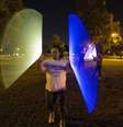 Jovens promovem luta de sabres de luz nos Estados Unidos   Foto: Mario Anzuoni / Reuters