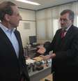 <p>Paulo Skaf (esquerda), candidato do PMDB ao governo de SP, em visita ao Departamento Estadual de Investigações Criminais (Deic)</p>  Foto: Débora Melo / Terra