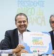 Eduardo Campos e Marina Silva assinam um termo de compromisso com a Fundação Abrinq, no qual promete investir em educação e cuidados com a criança e adolescente  Foto: Bruno Santos / Terra