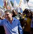 Garotinho, que concorre ao governo do Rio de Janeiro, durante caminhada com moradores na Baixada Fluminense  Foto: Daniel Ramalho / Terra