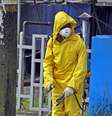 <p>Um funcionário público desinfeta uma rua da cidade de Monrovia na tentativa de conter a propagação do vírus Ebola</p>  Foto: Abbas Dulleh / Reuters