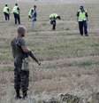 <p>Separatista pr&oacute;-R&uacute;ssia acompanha trabalho de especialistas de miss&atilde;o de recupera&ccedil;&atilde;o no local da queda de voo MH17 no leste da Ucr&acirc;nia</p>  Foto: Sergei Karpukhin / Reuters