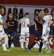 Jogadores de Nacional e San Lorenzo discutem durante a final da Libertadores  Foto: Jorge Adorno / Reuters