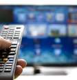 <p>Com smart TVs, consoles de videogames e outros aparelhos externos é possível conectar a TV à internet e assistir a filmes, séries e outros programas online</p><p> </p>  Foto: Andaphoto / iStock