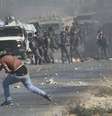 <p>Manifestante palestino joga pedras em direção a soldados israelenses durante confrontos em um protesto contra a ofensiva israelense em Gaza, na Cisjordânia, em 8 de agosto</p><p> </p>  Foto: Abed Omar Qusini  / Reuters