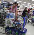 A imprensa local informou que os havaianos lotaram lojas e supermercados com o objetivo de estocar água engarrafada e outras provisões  Foto: Hugh Gentry / Reuters