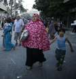 Palestinos carregam alguns pertences enquanto deixam suas casas em Gaza, após fim de trégua  Foto: Mohammed Salem / Reuters