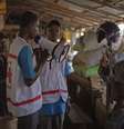 <p>Trabalhadores do Unicef e parceiros orientam famílias sobre como podem proteger-se da doença do vírus Ebola, no Marche Níger, um mercado em Conakry, Guiné</p>  Foto: UNICEF / La Rose / Reuters