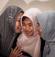 <p>Jamaliah (à esquerda) abraça a filha desaparecida, Raudhatul Jannah</p>  Foto: Twitter