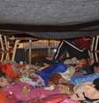 Refugiados iraquianos chegam em caçambas de veículos na cidade curda autônoma de As-Sulaymaniyah  Foto: Stringer / Reuters