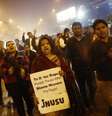 <p>Manifestantes em protesto lembram o ataque a uma jovem em Nova Délhi. 16/12/2013</p>  Foto: Anindito Mukherjee / Reuters