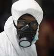 Agente de saúde, na Nigéria, se protege com vestimenta para cuidar de pacientes com ebola  Foto: Sunday Alamba / AP