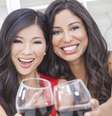 Os vinhos tintos têm uma acidez que contribui para a desmineralização dos dentes e permite uma adesão dos pigmentos naturais da bebida   Foto: Darren Baker / Shutterstock