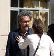<p>Zé Alfredo e Cora se encaram em rua de Santa Teresa</p>  Foto: TV Globo / Divulgação