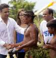 <p>Aécio Neves com índios da comunidade ribeirinha de Julião</p>  Foto: PSDB / Divulgação
