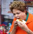 Presidente e candidata à reeleição pelo PT, Dilma Rousseff come cachorro-quente em Osasco, na região metropolitana de São Paulo, durante agenda de campanha na cidade  Foto: Marcos Bezerra/Futura Press