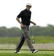 <p>Obama joga golfe no Vineyard Golf Club, na ilha de Martha's Vineyard, durante suas férias, em 12 de agosto de 2013</p>  Foto: Steven Senne / AP