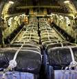 EUA lançaram 72 pacotes de suprimentos, que incluem refeições embaladas individualmente e água fresca potável  Foto: Sgt. Vernon Young Jr./U.S. Air Force / Reuters