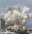 Fumaça sobe após explosão causada por míssil israelense em Gaza, segundo testemunhas  Foto: Suhaib Salem / Reuters