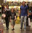 Giovanna Antonelli foi às compras com o marido e o filho no shopping Village Mall, no Rio de Janeiro  Foto: Marcus Pavão / AgNews
