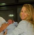 Aécio Neves e sua esposa Letícia deixam hospital com o filho Bernardo  Foto: Cesar Duarte / Divulgação