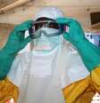 Agente de saúde em Guiné, um dos países mais afetados pelo surto de Ebola  Foto: CELLOU BINANI / AFP