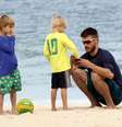 Rodrigo Hilbert e Fernanda Lima se divertiram com os filhos na praia do Leblon  Foto: J.Humberto  / AgNews