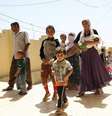 <p>Família Yazidi deslocada pela violência do Estado Islâmico, no Iraque. Foto de 4 de agosto</p>  Foto: Ari Jalal / Reuters
