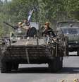 <p>Soldados ucranianos armados em território de Donetsk </p>  Foto: Valentyn Ogirenko / Reuters