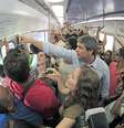 <p>Lindberg anda de trem no Rio de Janeiro, da estação do Méier até São Cristóvão, na zona norte da capital</p>  Foto: Antonio Pinheiro/Divulgação