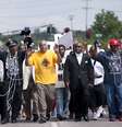 <p>Manifestantes marcham em protesto contra a morte de Micahel Brown&nbsp;no centro de Ferguson, Missouri, em 11 de agosto</p>  Foto: Sid Hastings / AP