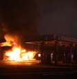 <p>Uma loja de conveniência  pegou fogo no domingo, 10 de agosto, em Ferguson, Missouri, durante manifestações populares contra a morte de Michael Brown, um jovem de 18 anos, que estava desarmado e teria sido baleado por um policial</p>  Foto: St. Louis Post-Dispatch, David Carson / AP