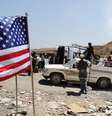 <p>Uma bandeira dos Estados Unidos &eacute; vista no local onde&nbsp;iraquianos deslocados da comunidade Yazidi cruzam a fronteira S&iacute;ria-Iraque, na ponte sobre o rio Tigre Feeshkhabour, norte do Iraque. Foto tirada em 10 de agosto</p>  Foto: Khalid Mohammed / AP