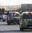 Combatentes curdos em comboio com caixões de outros combatentes mortos em confrontos com o Estado Islâmico na cidade iraquiana de Rabia, na fronteira Síria-Iraque. 06/08/2014  Foto: Rodi Said / Reuters