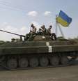 Soldados ucranianos em cima de um veículo blindado próximo a Donetsk. 11/08/2014.  Foto: Valentyn Ogirenko / Reuters