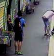 <p>Imagens de uma câmera de circuito interno mostram a mulher dentro dos trilhos resgatando o carrinho com o filho</p>  Foto: Youtube