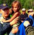 <p>Karina Chikitova é carregada por um socorrista após passar 11 dias sozinha em um floresta infestada de ursos e lobos, na Sibéria</p>  Foto: Twitter